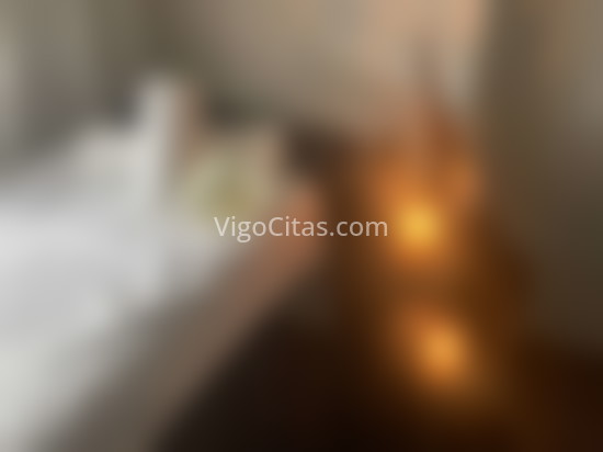 Masaje a cuatro manos personalizado. 643915720. Citas en VIGO, VIGO. www.vigocitas.com.