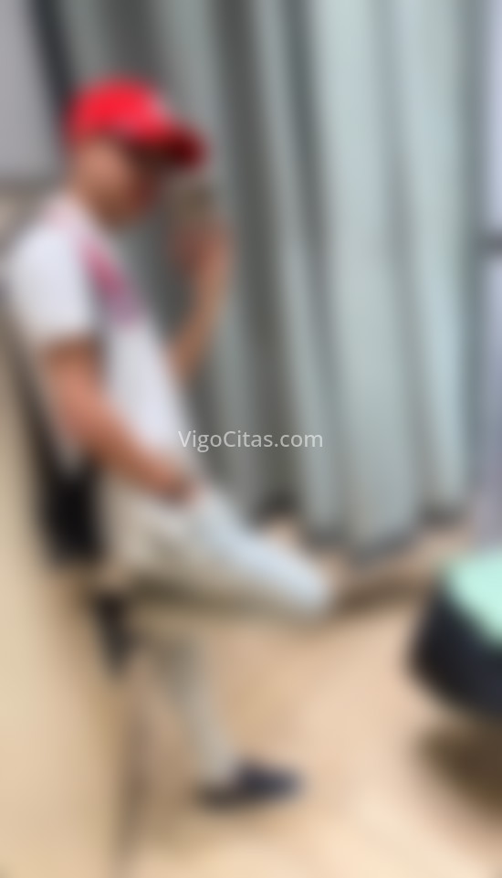 Aron, chico de paso por la ciudad. 691248835. Citas en VIGO, VIGO. www.vigocitas.com.